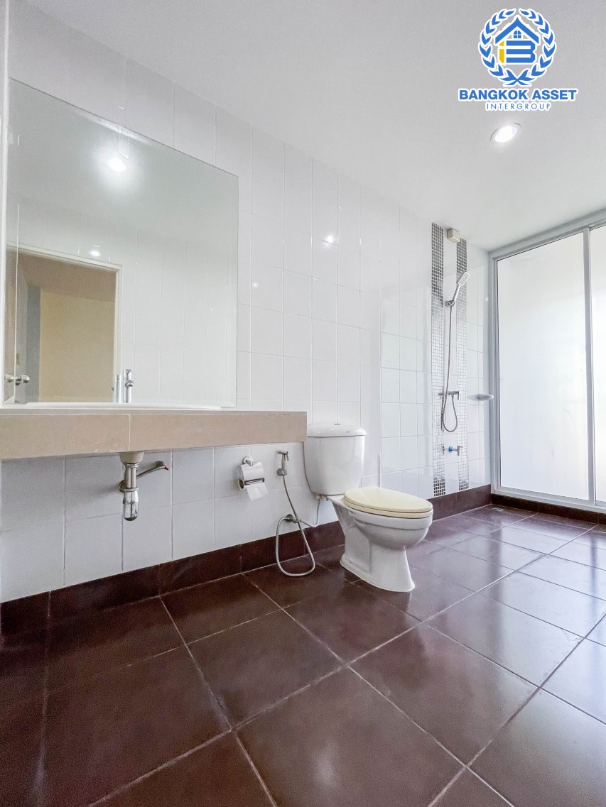 ทาวน์เฮ้าส์มือสอง ม.ดิ แอททิค2 แจ้งวัฒนะ เนื้อที่กว้าง 21 ตร.ว. ฟังก์ชัน 3 ห้องนอน 3 ห้องน้ำ 1 ที่จอดรถ บ้านสภาพสวย ด้านข้างมีพื้นที่ สิ่งอำนวยความสะดวกครบครัน พร้อมอยู่ บนทำเลเดินทางง่าย เชื่อมต่อ ถ.แจ้งวัฒนะ, ถ.ติวานนท์ ใกล้รถไฟฟ้าสายสีชมพู "สถานีห้าแยกปากเกร็ด" และทางด่วน "ศรีรัช(ด่านแจ้งวัฒนะ)"